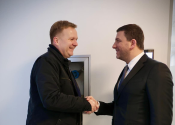 Krasniqi takon emisarin e BE-së: Dialogu Kosovë-Serbi duhet të përfundojë me njohje të ndërsjellë