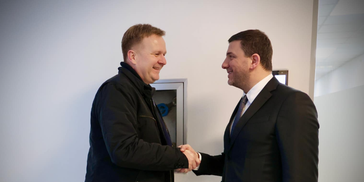 Krasniqi takon emisarin e BE-së: Dialogu Kosovë-Serbi duhet të përfundojë me njohje të ndërsjellë