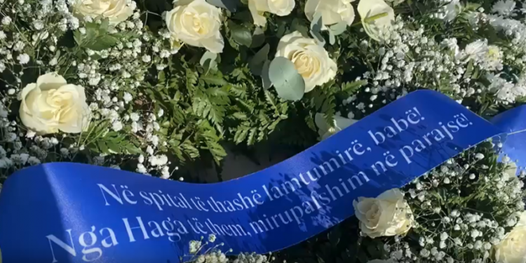 Thaçi i dërgon kurorë të atit: Në spital të thashë lamtumirë, babë – nga Haga të them, mirupafshim në parajsë