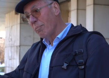 Përsëri Sami Kurteshi, gazetarja tenton t’ia bëj një pyetje, ai ndalet dhe i thotë “mos më përcjellni”, “hiqnu kësaj metode kriminale”