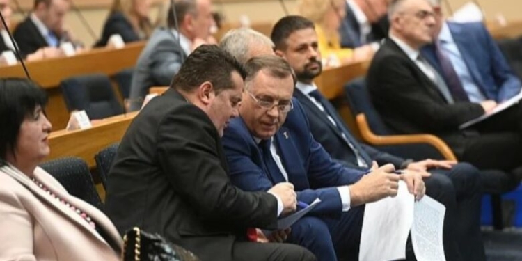 Republika Serbe drejt kushtetutës së re – mund të formojë ushtri dhe të krijojë konfederatë me vendet fqinje