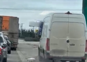 Bëri tejkalim të parregullt, policia në Ferizaj e gjobit shoferin me 150 euro, 1 pikë negative dhe 3 muaj ndalim vozitje