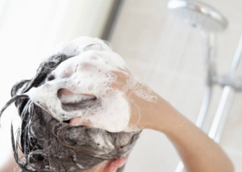 Sa shpesh duhet t’i pastroni flokët tuaj