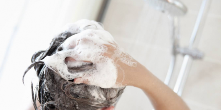 Sa shpesh duhet t’i pastroni flokët tuaj