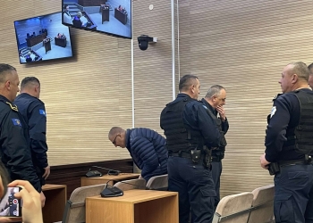 Të dyshuarit për spiunazh sillen para gjykatës, njëri nga të dyshuarit bën me gisht nga mediat