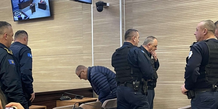 Të dyshuarit për spiunazh sillen para gjykatës, njëri nga të dyshuarit bën me gisht nga mediat