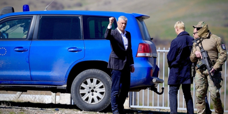 Pas Burojës, ish-presidenti Thaçi arrin në EULEX – qytetarët e presin me brohorima
