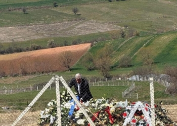 Ish-presidenti Thaçi në Burojë, tri ditë pas varrimit të babait