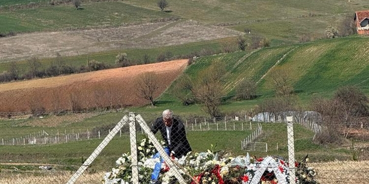 Ish-presidenti Thaçi në Burojë, tri ditë pas varrimit të babait