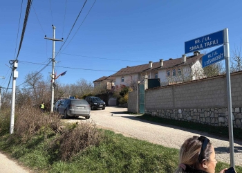 Ish-presidenti Hashim Thaçi arriti në familjen e tij në Burojë