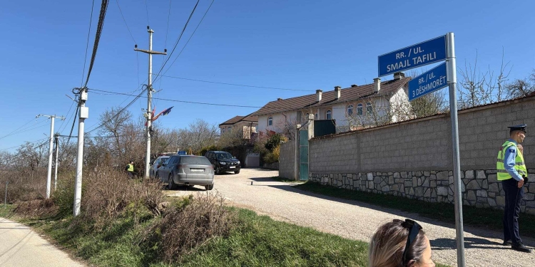 Ish-presidenti Hashim Thaçi arriti në familjen e tij në Burojë