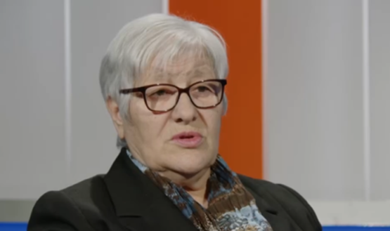 Rënia e familjes Jashari, ish-deputetja tregon si u siguruan arkivolet në Gjakovë: Rugova dhe Agani kërkuan ndihmë