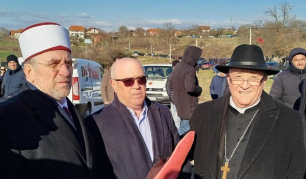 Në varrimin e Haxhi Thaçit mori pjesë edhe Ipeshkvi Dodë Gjergji