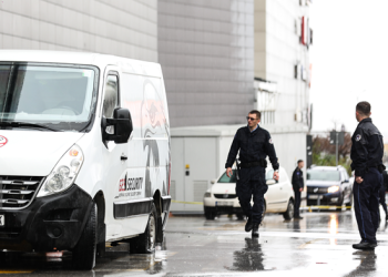 Grabitja e armatosur afër ‘Albi Mall’ – arrestohet një persona dhe vazhdon ndjekjen e personave në arrati