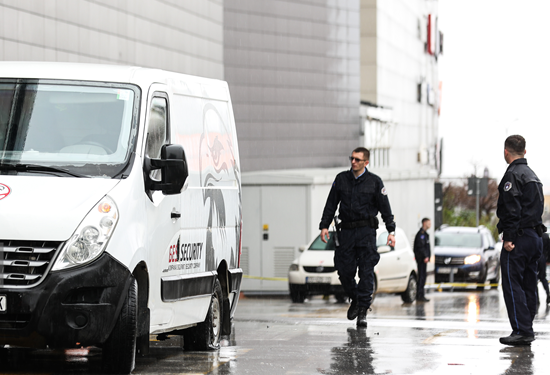 Grabitja e armatosur afër ‘Albi Mall’ – arrestohet një persona dhe vazhdon ndjekjen e personave në arrati