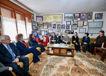Presidentja Osmani vizitoi Nënën Ferdonije Çerkezi në Gjakovë: Dhimbja e saj edhe e jona
