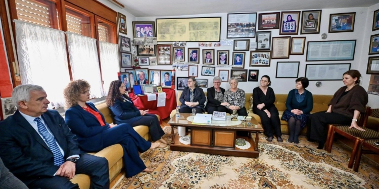 Presidentja Osmani vizitoi Nënën Ferdonije Çerkezi në Gjakovë: Dhimbja e saj edhe e jona