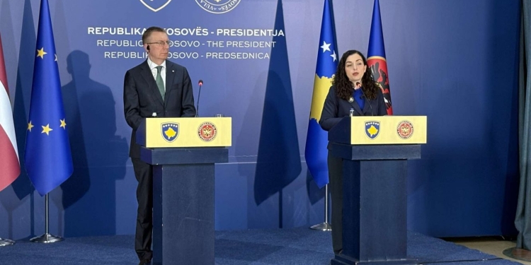 Presidentja Osmani pas takimit me presidentin e Letonisë Rinkevics: Diskutuam për mundësitë e bashkëpunimit në kapacitete mbrojtëse