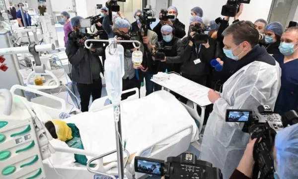 Vuçiq nxit reagime të ashpra në RMV – u fotografua në shok dhomë ku po trajtohen pacientë të lënduar rëndë në diskotekë