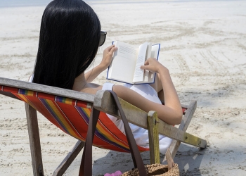 Disa nga librat që duhet t’i lexoni në plazh gjatë verës