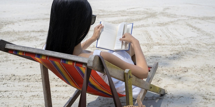 Disa nga librat që duhet t’i lexoni në plazh gjatë verës
