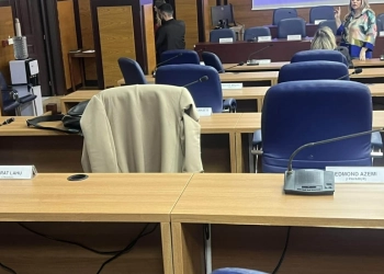 Vetëvendosjes në Prishtinë i largohen dy asamblistë