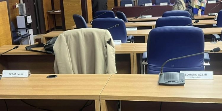 Vetëvendosjes në Prishtinë i largohen dy asamblistë