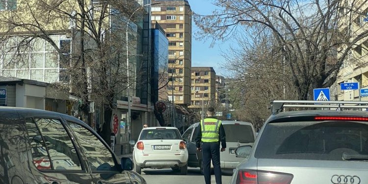 Aksidentohet një veturë me targa zyrtare dhe një pikap në rrugën “UÇK”-së