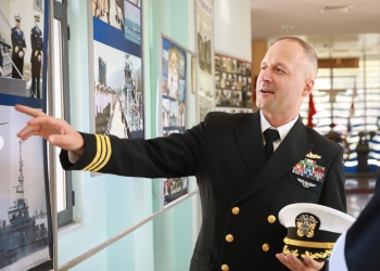 Shqiptari nga Tirana merr drejtimin e anijes luftarake amerikane USS Pearl Harbor
