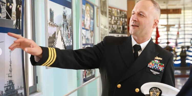 Shqiptari nga Tirana merr drejtimin e anijes luftarake amerikane USS Pearl Harbor
