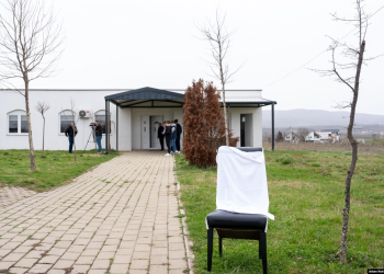 “Ka punuar në furrë buke për të na mbajtur neve”, flet djali i 42-vjeçares që u vra dje në Vushtrri