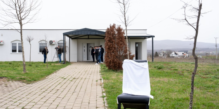 “Ka punuar në furrë buke për të na mbajtur neve”, flet djali i 42-vjeçares që u vra dje në Vushtrri