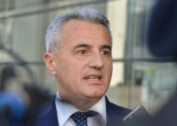 “Kështu e kërkon drejtësia”, Koci kërkon që Thaçit t’i lejohet pjesëmarrja në varrimin e babait