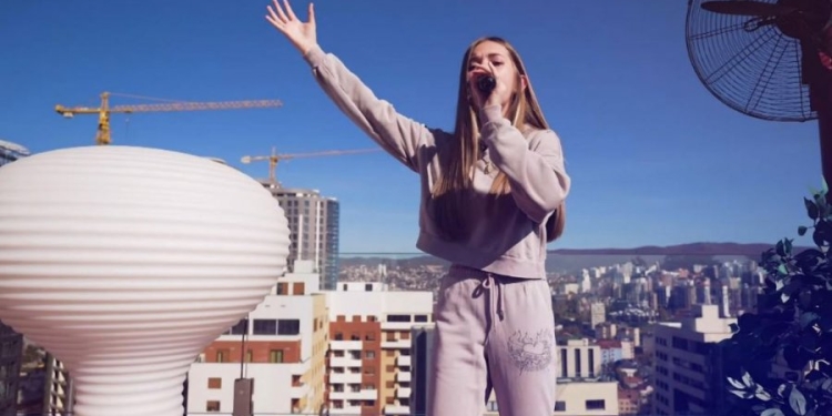 Sindi Muharremi do të performojë në “Yjet Shqiptarë të Diasporës” me këngën “Mon amour”