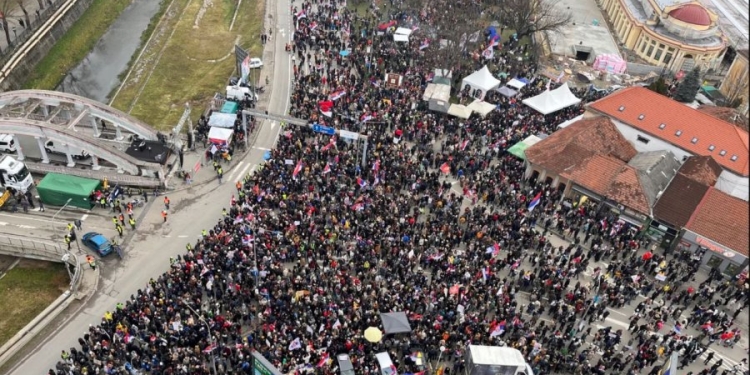 Mijëra qytetarë i mirëpresin studentët në Beograd në prag të protestës së madhe