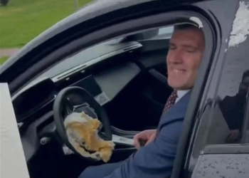 Aktivistët e gjuajnë me torte “15%” kryetarin e ZRRE-së