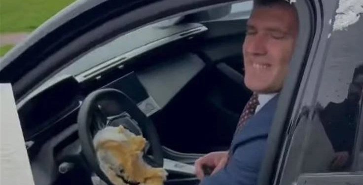 Aktivistët e gjuajnë me torte “15%” kryetarin e ZRRE-së