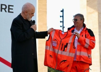 Rama pasi mori dhuratë një jelek të Urgjencës: Do ta vesh kur të rrah ministrat