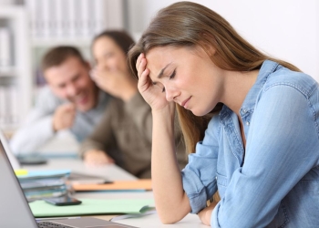 Dhuna e “heshtur” në ambientin e punës