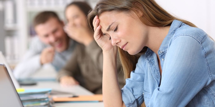 Dhuna e “heshtur” në ambientin e punës