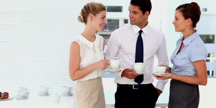 Fillimi i ditës së punës me kafe