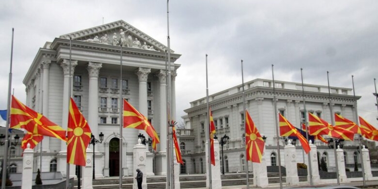 Qeveria e RMV-së shpalli shtatë ditë zie shtetërore për tragjedinë e Koçanit