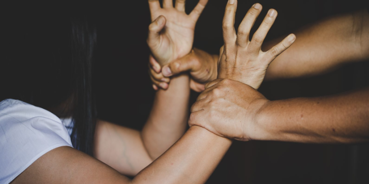 Gjakovë: Burri e rrah gruan pasi u rrëzua fëmija i tyre, viktima kërkon ndihmën e Policisë