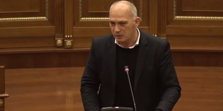 Humolli: Politikisht, e shoh më afër VV-në me LDK-në