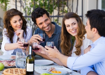 Dalja me shoqëri, i bën mirë shëndetit fizik e psikik