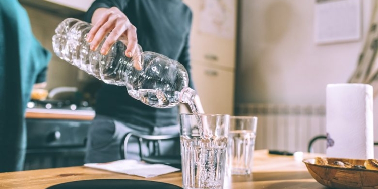 Uji ju ndihmon t’i digjni 490 kalori ekstra në javë