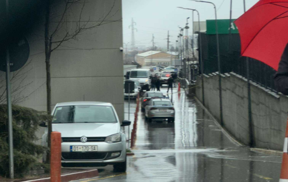 “Sipas të gjitha gjasave ka mbetur i palëvizshëm” – kjo është gjendja e punëtorit të sigurimit që u plagos në Veternik