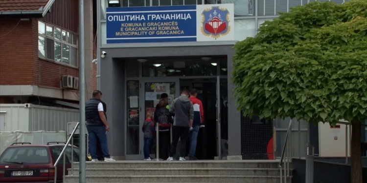 Pleq nga Graçanica e Llapllasella paraqiten si ‘studentë’ për ta mbrojtur Vuçiqin