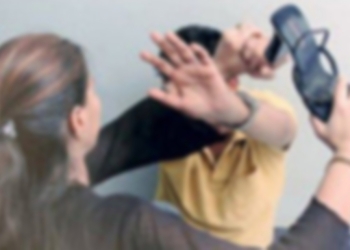 Istog: Gruaja e rrah burrin, më pas ushtron dhunë edhe ndaj fëmijëve të mitur