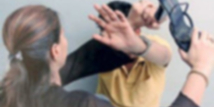 Istog: Gruaja e rrah burrin, më pas ushtron dhunë edhe ndaj fëmijëve të mitur